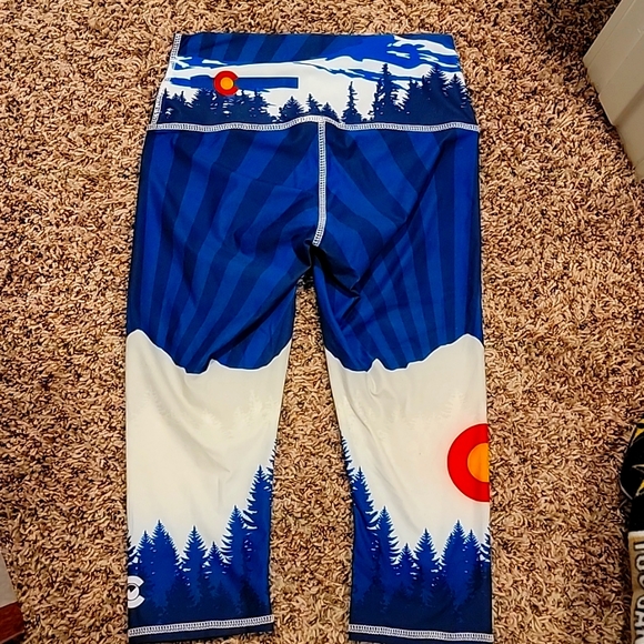 Colorado Thread Capris - Picture 2 of 2